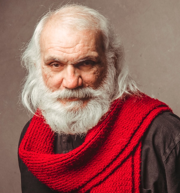 هنرمند یزدی: ویژگی هنر انقلاب اسلامی حمایت و حفاظت از ارزش‌ها است